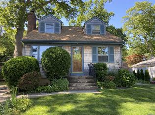 15 Hickory Rd, Bayville, NY 11709