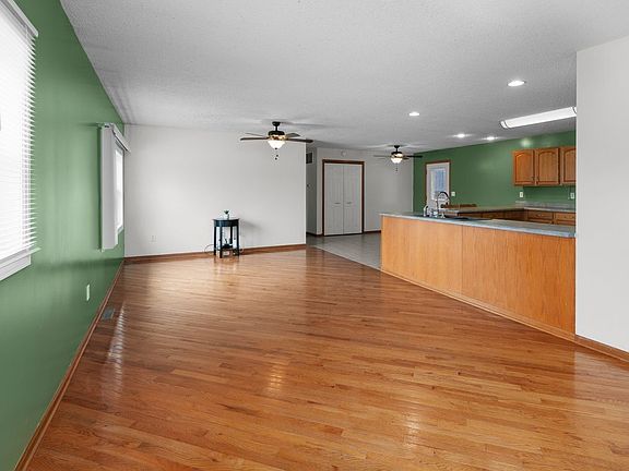 4th image of 104 2nd Street Ct