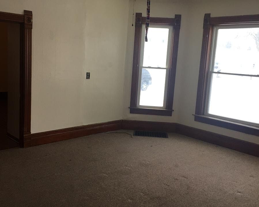 1st image of 321 W Corunna Ave