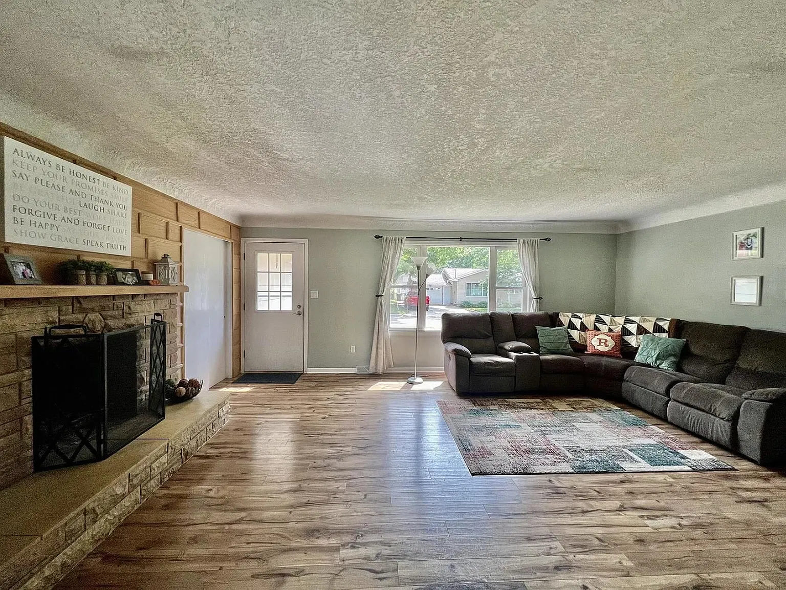 4 bed, 2190 sqft, $2,000 — Photo 2