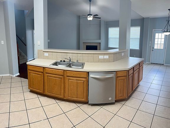 5th image of 10201 Pear St