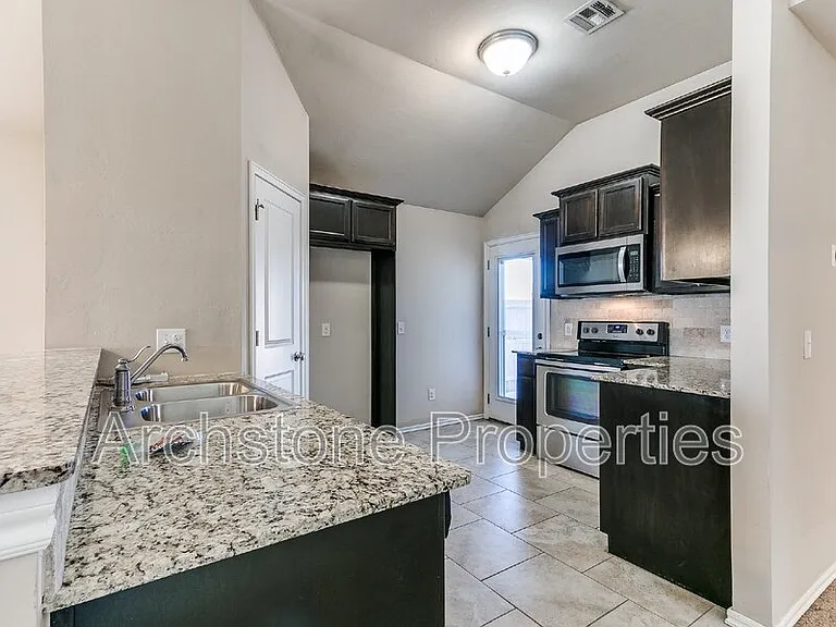 19704 Taggert Dr — Photo 9
