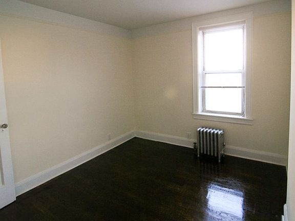 3rd image of 2811 45th St Fl 1