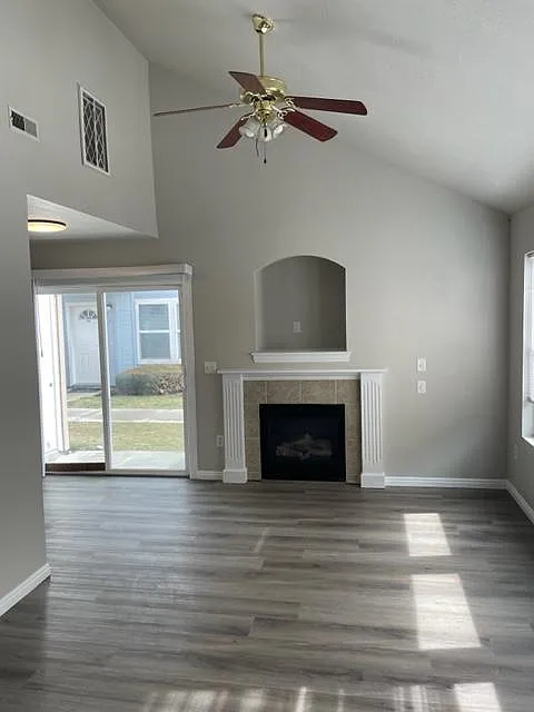 2 bed, 975 sqft, $1,695 — Photo 1