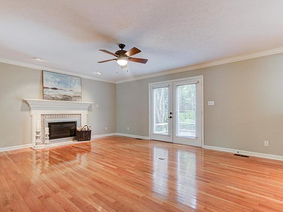 3rd image of 1233 Harrington Dr