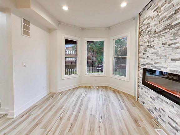 3rd image of 544 N Leamington Ave