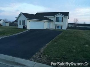 916 Kayla Cir, Belle Plaine, MN 56011