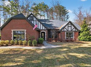 92 Kirksway Ln, Lake Orion, MI 48362