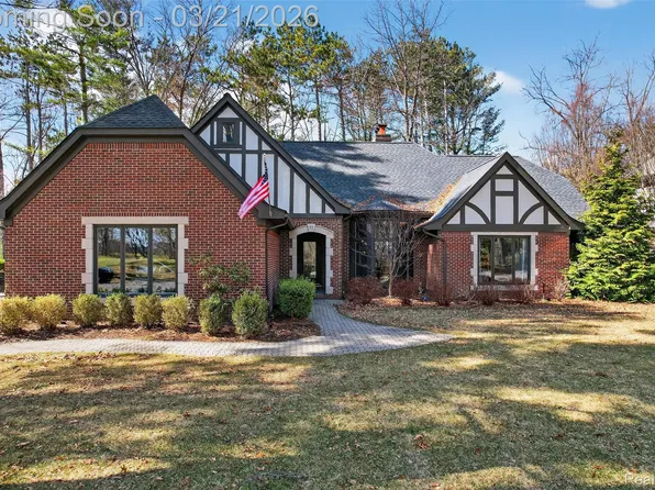 92 Kirksway Ln, Lake Orion, MI 48362