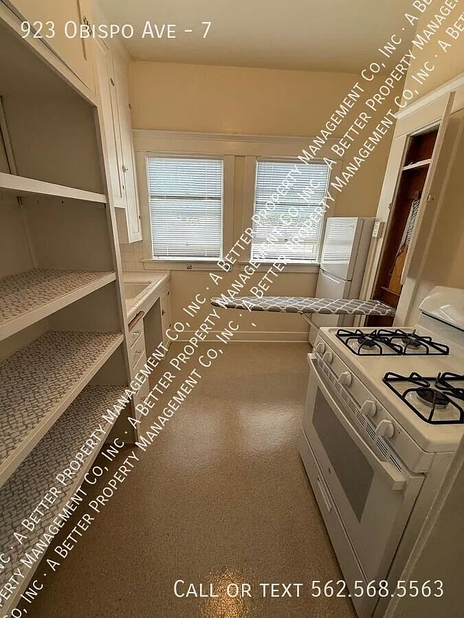 Upper Classic LB 1 Bedroom w/Parking Space in Gated Building — Photo 1