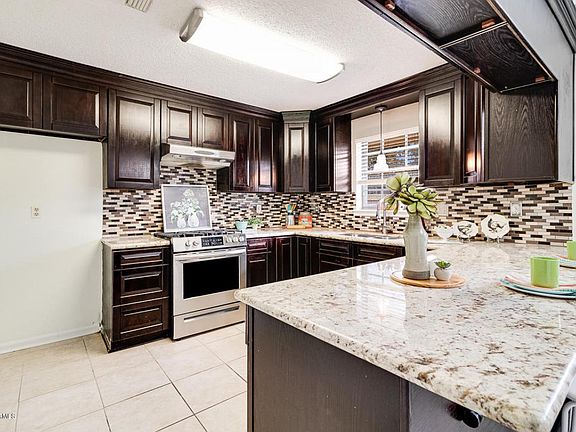5th image of 207 W Governor Miro Dr