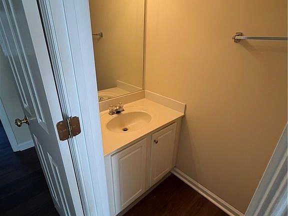 4th image of 4021 Howell Park Rd