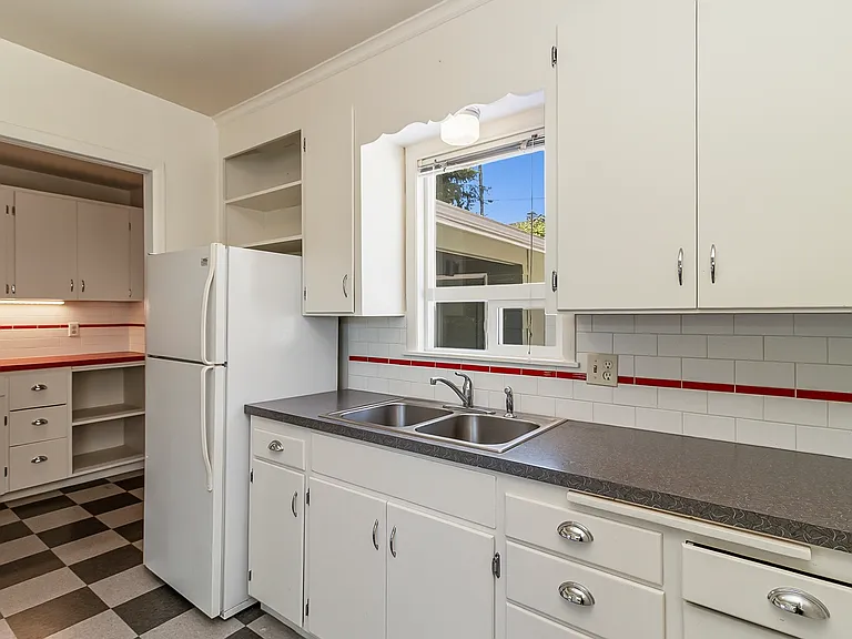 532 Colby Ave — Photo 8
