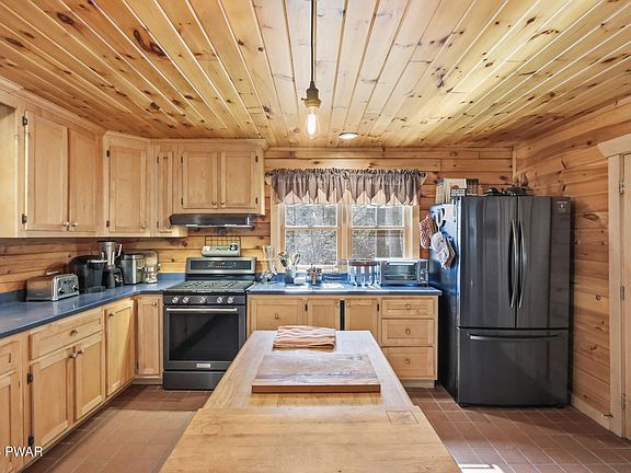 18th image of 992 Winterdale Rd