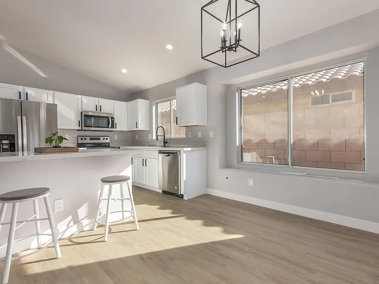 8635 W Paradise Ln — Photo 6