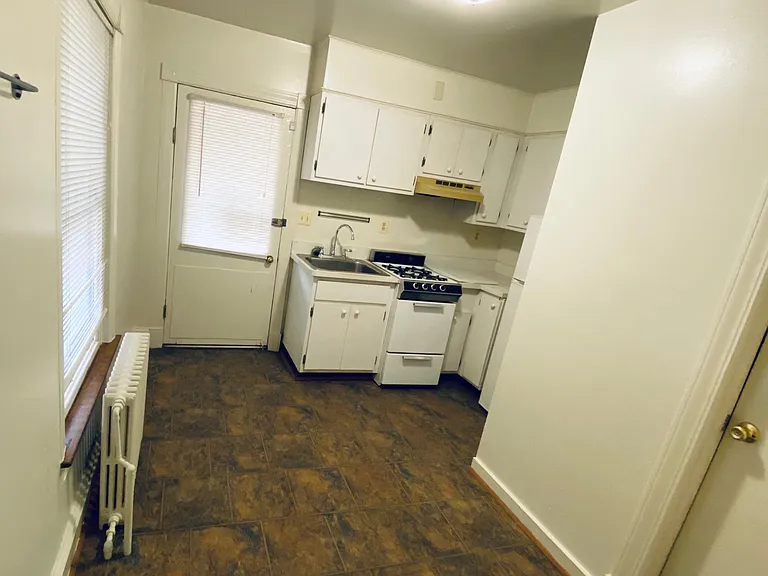 865 Hollins St #1R — Photo 5