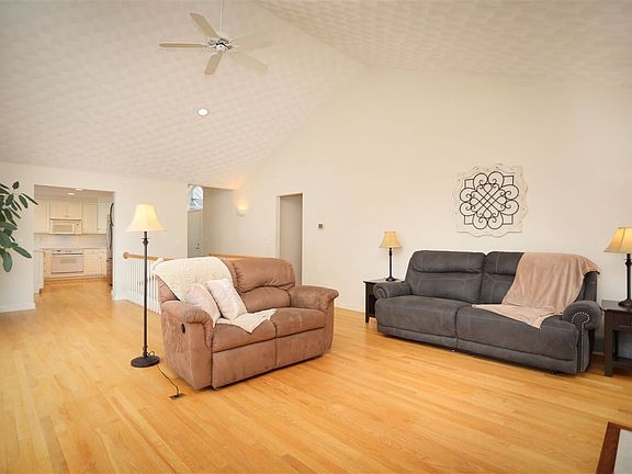 4th image of W8088 Hillcrest Ct