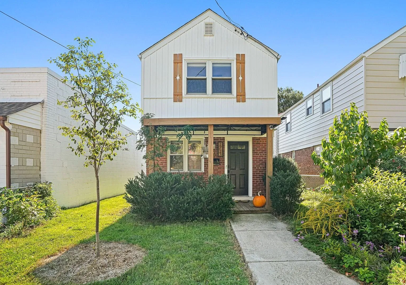 Bright Brookland 3BR Home with Private Deck, Landscaped Yard & Modern Kitchen — Photo 1
