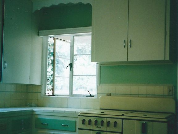4th image of 933 E Mariposa St