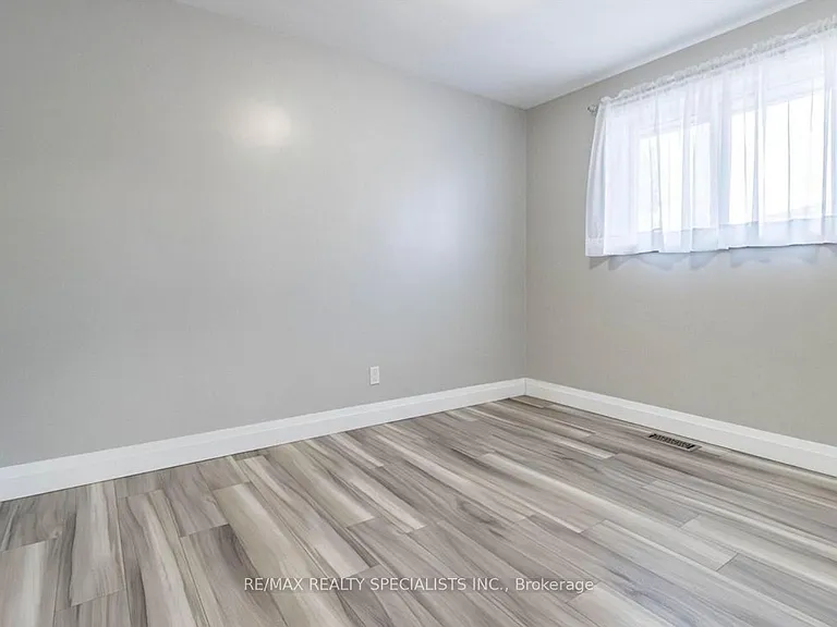 226 Overlea Dr #UPPER — Photo 6