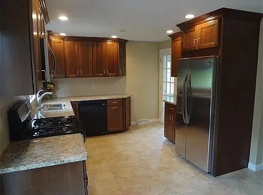 3 bed, 1305 sqft, $2,400 — Photo 4