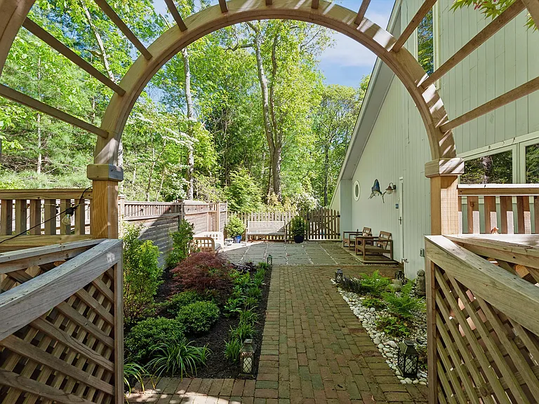 43 Highlands Dr — Photo 2