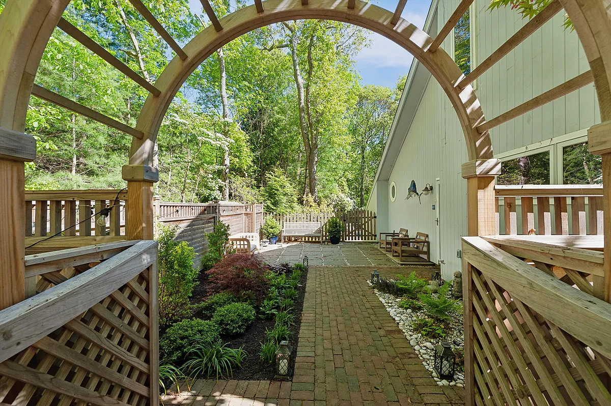 Building Photo - 43 Highlands Dr