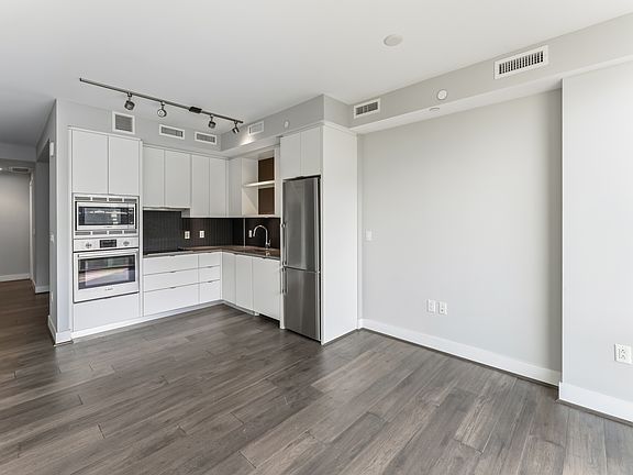 4th image of 1300 4th St SE Unit 902
