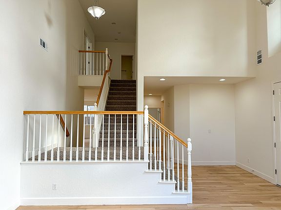 4th image of 226 E Elkhorn Avenue