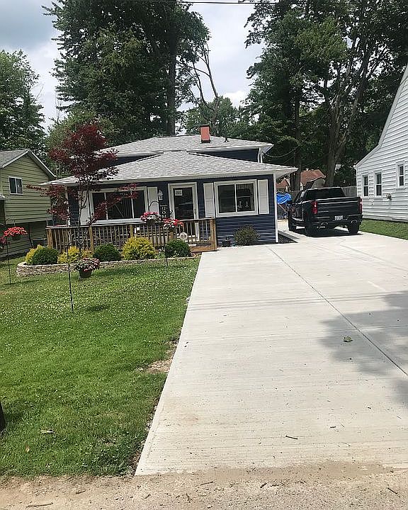 2nd image of 984 Bryce Ave
