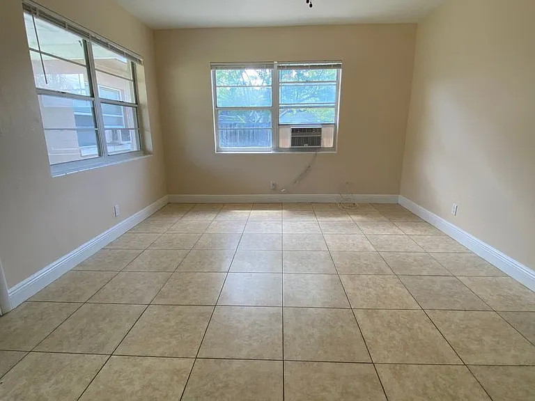 4820 Maine St — Photo 11