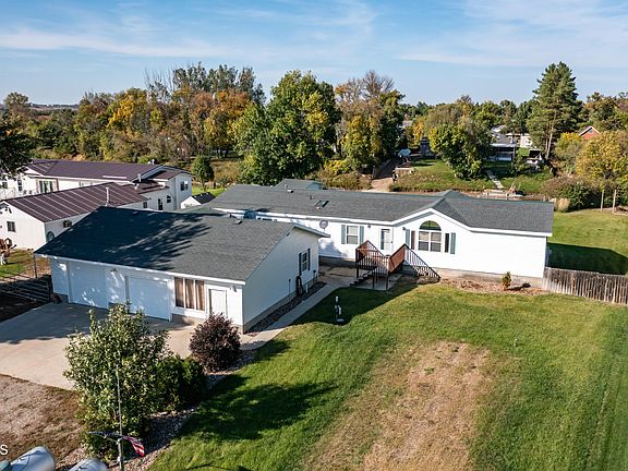 3rd image of 520 Rosie Ln N