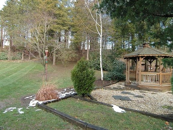 4th image of 7 Holderness Dr