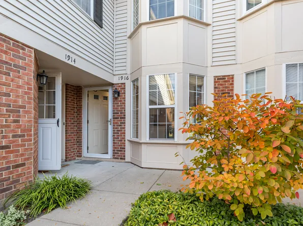 1916 Quaker Hollow Ln, Streamwood, IL 60107