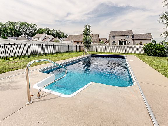 5th image of 2846 Bluebell Ct W