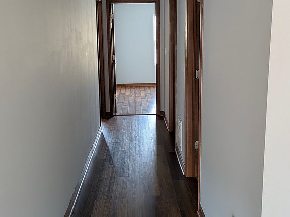 5th image of 216 Springbrook Trl S