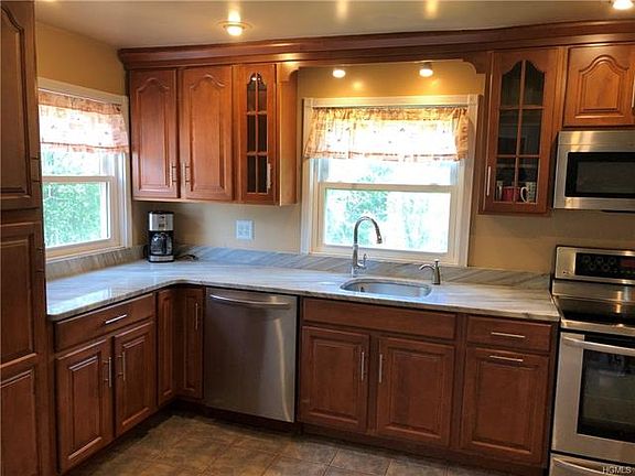 5th image of 48 Lakeside Dr