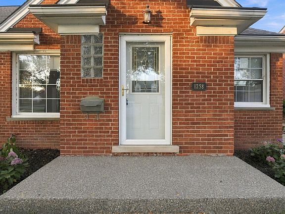 2nd image of 1258 Roslyn Rd