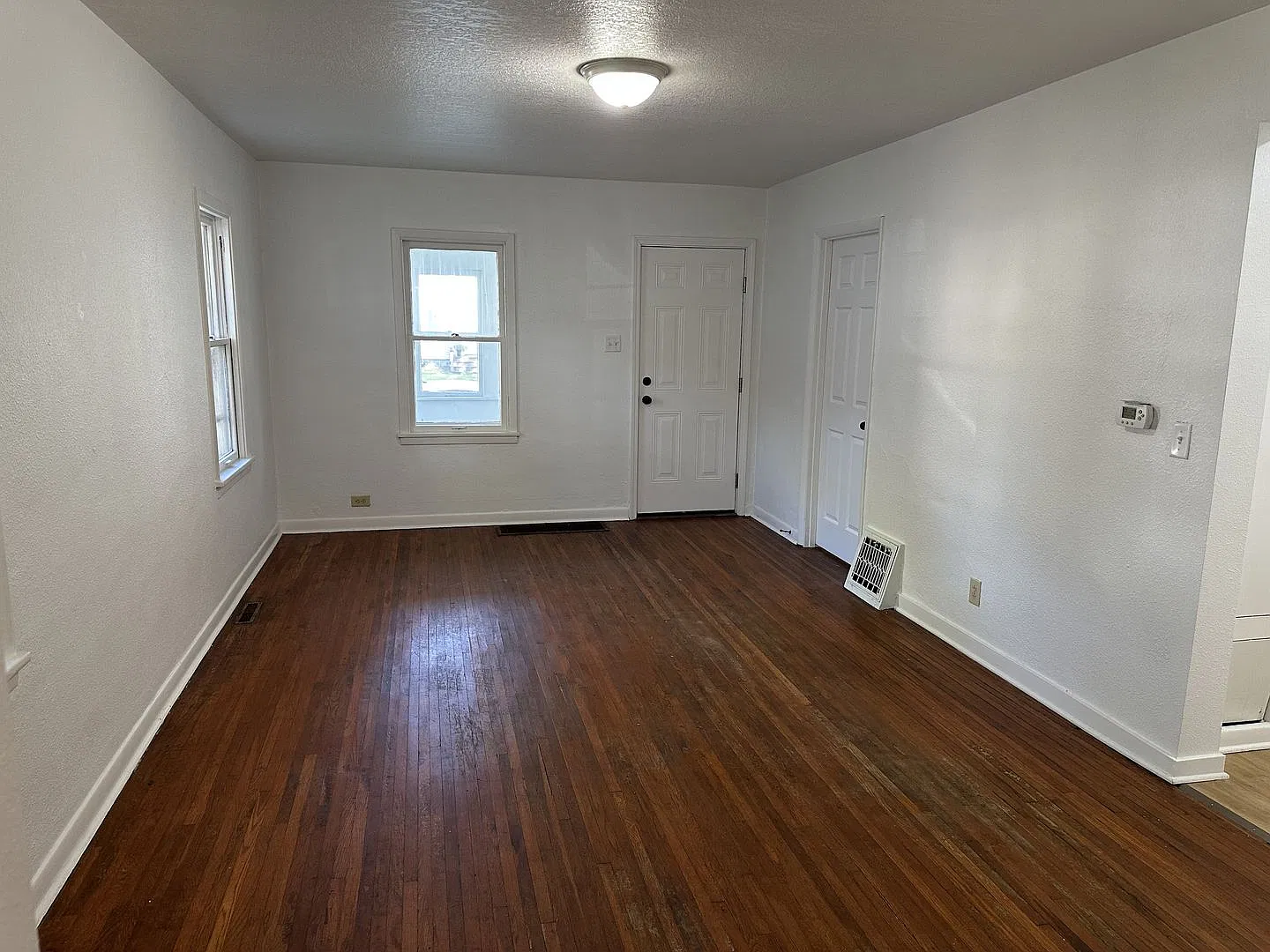 Spacious 2 Bedroom Home Near Iowa State with Garage, Finished Attic & Extra Living Area — Photo 4