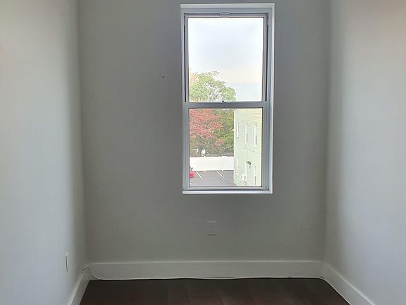 4th image of 520 W Side Ave