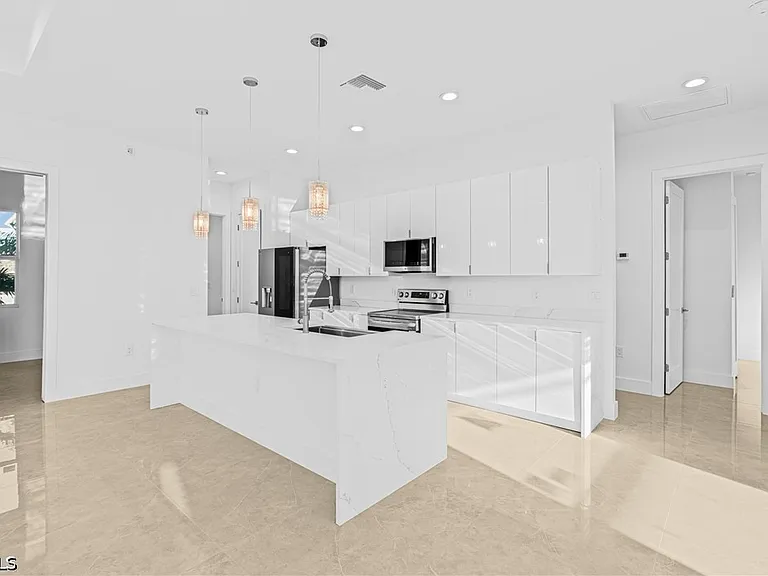 821 NW 37th Pl — Photo 16