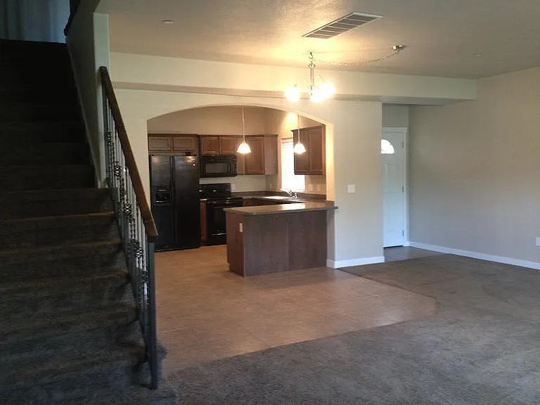 828 E Stratford Ave — Photo 4