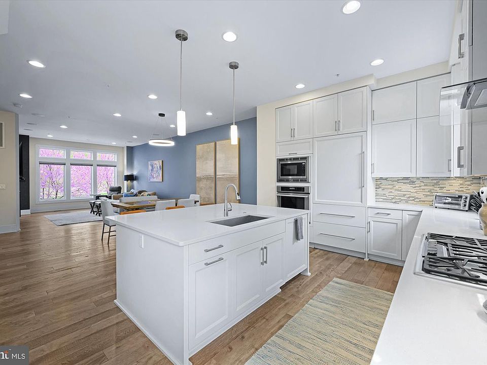 1st image of 406 Barlow Pl