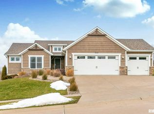 57 Country Club Ct, Le Claire, IA 52753