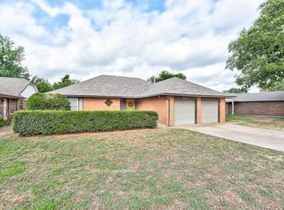 812 Arlington Dr, Yukon, OK 73099