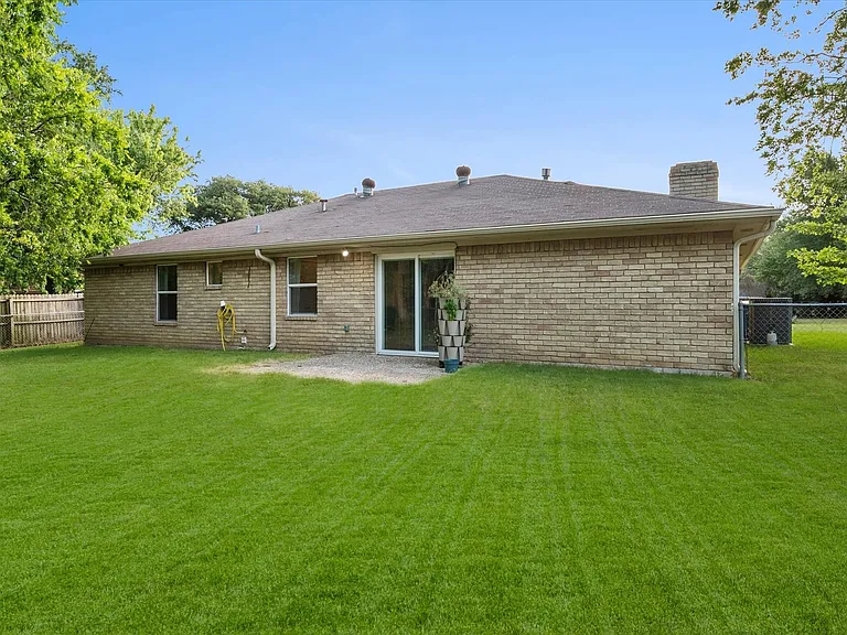 2604 Fairmont Cir — Photo 25