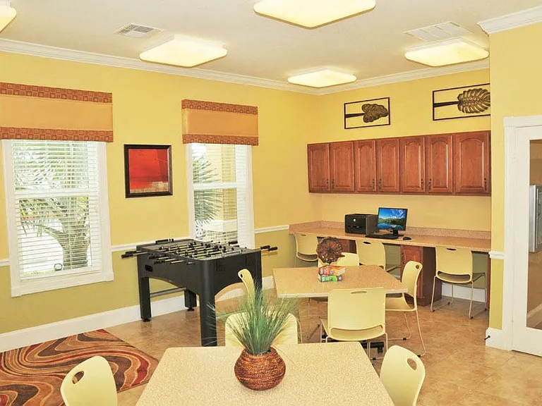Hunt Club Apartments — Photo 9