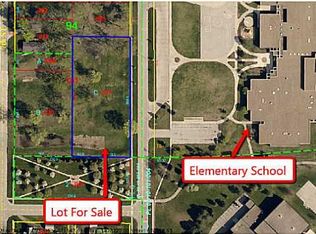 8 8th St, Perry, IA 50220