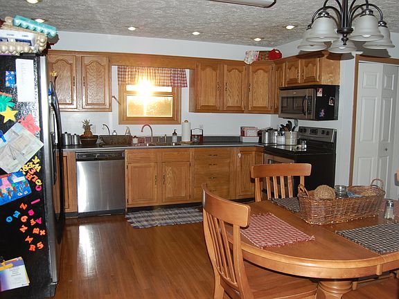 Spacious "U" Shaped Kitchen