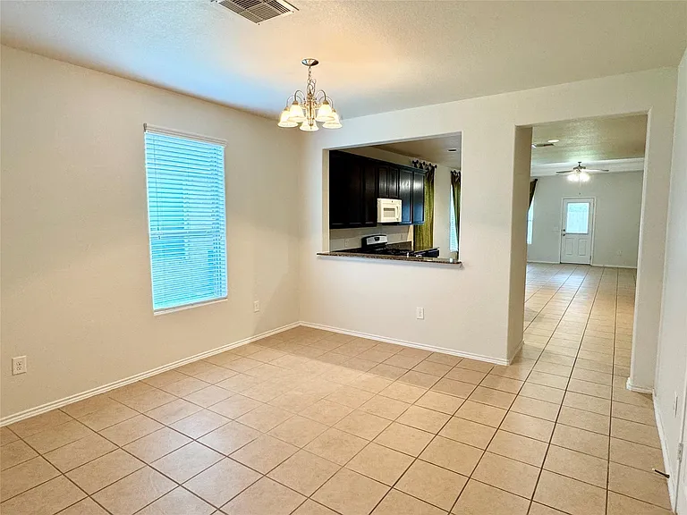 1331 S Maple Dr — Photo 5